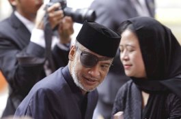 Ternyata Ini Alasan Thareq Habibie Pakai Penutup Mata 