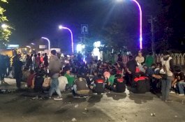 Tolak Kenaikan Iuran BPJS, Mahasiswa Blokir Jl Sultan Alauddin dengan Kontainer