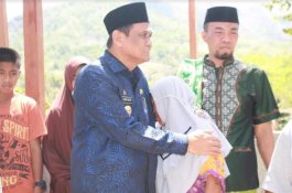 Dengar Korban Kebakaran Kesulitan Biaya Bangun Rumah, Bupati Barru Serahkan Bantuan