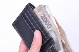 Uang di Dompet Pria Ini Tak Pernah Habis, Ternyata Tunangan yang Diam-diam Selipkan