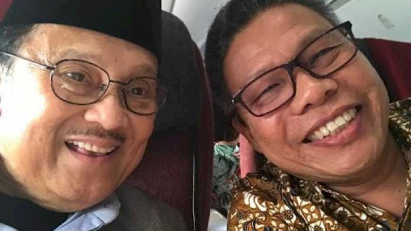 BJ Habibie (kiri) semasa hidup berfoto bersama dengan Taufan Pawe. (FOTO: ISTIMEWA)