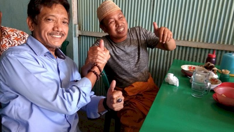 Bupati Pangkep Syamsuddin A Hamid dan mantan Wakil Bupati Abdul Rahman Assegaf di sebuah warung coto.