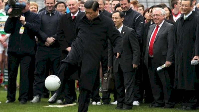 President China, Xi Jinping (tendang bola) adalah seorang penggemar sepak bola dan punya rencana ambisius untuk mengembangkan sepak bola di China. (FOTO: GETTY IMAGES)
