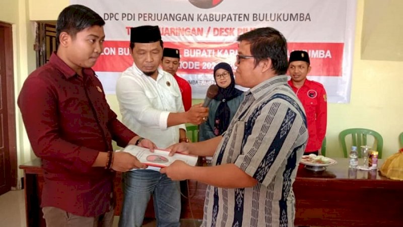 Syamsuddin Alimsyah (kanan) resmi mendaftar di PDIP Bulukumba, Sabtu (14/9/2019).