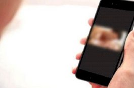 Ibu Berbagi Foto Cabul dengan Temannya di WA, Tapi Salah Kirim ke Grup Sepak Bola Putranya