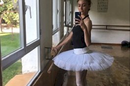 Dilarang Naik Pesawat karena Terlalu Mabuk, Balerina Cantik Ini Tendang Selangkangan Polisi