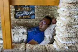 Pria Ini Habiskan 2000 Mie Instan untuk Buat Rumah