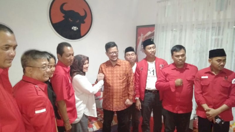 Diantar Ketua RT/RW, None Kembalikan Formulir ke PDIP Makassar 1 Jam Jelang Penutupan