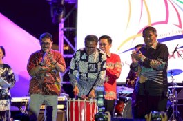 Gubernur Sulsel Tutup Festival Pinisi di Bira, Dewi Yul dan Uut Permatasari Tampil Menghibur