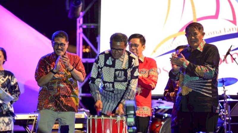 Gubernur Sulawesi Selatan, Nurdin Abdullah, mengikuti seremoni penutupan Festival Pinisi ke-10 yang dipusatkan kawasan wisata Pantai Tanjung Bira, Sabtu malam (14/9/2019). 
