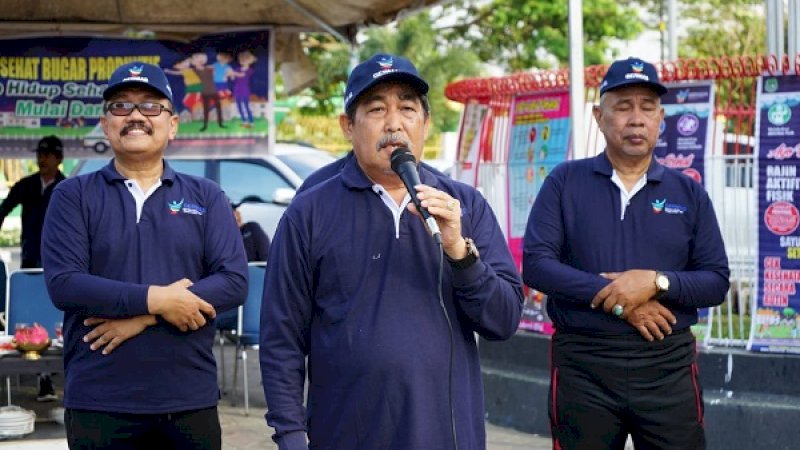 Bupati Sidrap, Dollah Mando (tengah), mengimbau masyarakat untuk menggalakkan perilaku hidup sehat dalam aktivitas sehari-hari.