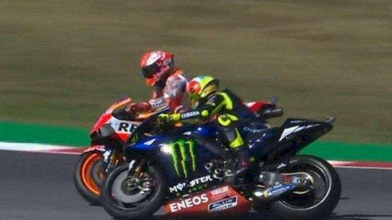 Momen Marc Marquez dan Valentino Rossi hampir bertabrakan pada sesi kualifikasi MotoGP San Marino 2019, Sabtu (14/9/2019). (Foto: Twitter MotoGP)