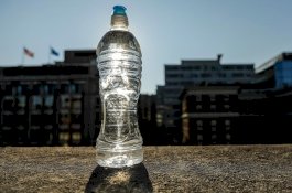 Apakah Minum Air dari Botol yang Terpapar Sinar Matahari Buruk untuk Kesehatan?