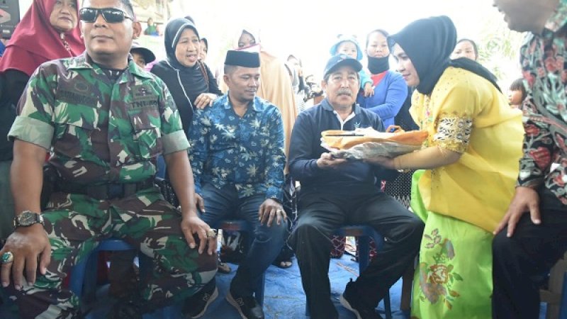 Bupati Sidrap, Dollah Mando, menghadiri acara Mappadendang di Desa Sidenreng, Kecamatan Watang Sidenreng, Minggu (15/9/2019).