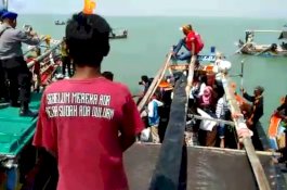 Larung Kambing, Itik, dan Ayam Jago, Perahu Warga Purworejo Digulung Ombak 4 Meter