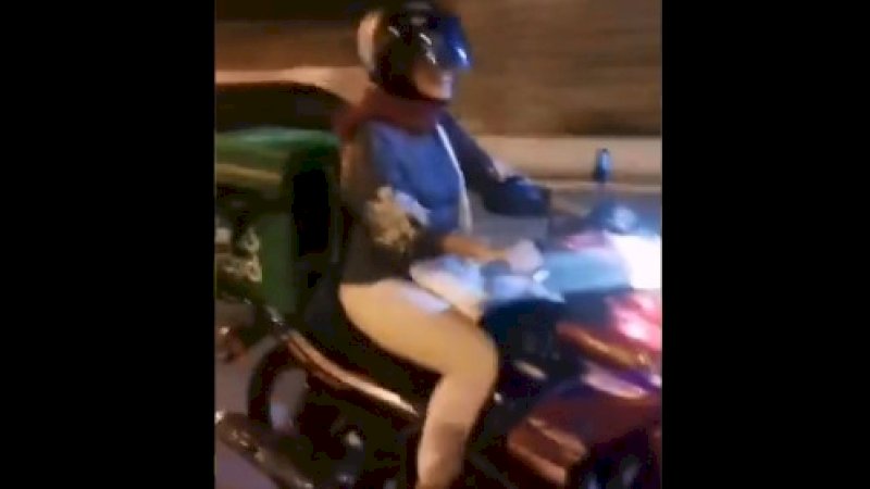 Perempuan hamil yang ngidam jadi pengantar makanan.