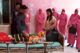 Kapolres Pangkep dan Istri Jenguk Balita Panderita Nefrotik Sindrom