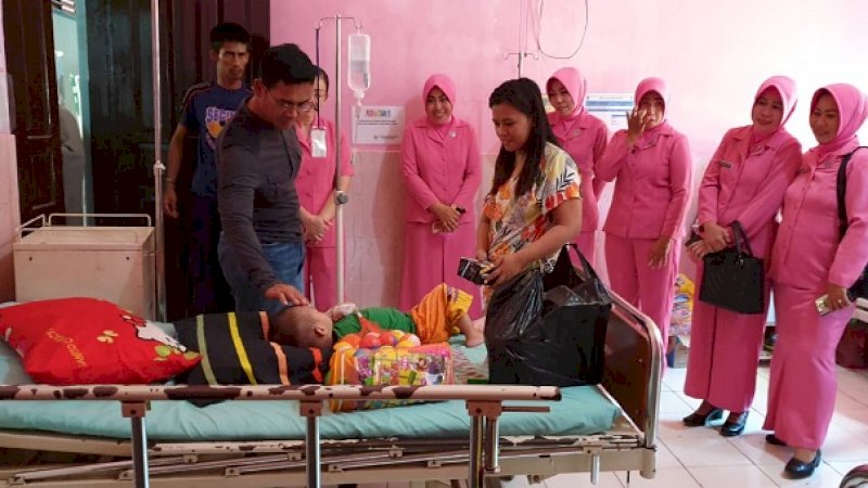 Kapolres Pangkep, AKBP Tulus Sinaga bersama Ketua Bhayangkari, Wiwiek Tulus Sinaga menjenguk balita penderita infeksi ginjal di RSUD Batara Siang, Minggu (15/9/2019).