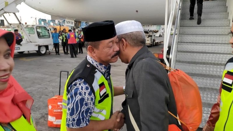 Wakil Bupati Gowa H Abd Rauf Malaganni menjemput jemaah haji terakhir, Minggu (15/9/2019).