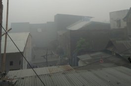 Dampak Kebakaran TPA Tamangapa, Anak Sekolah Pakai Masker, Kampus Diliburkan