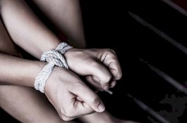 Sebulan Setelah Jual Bayinya, Ibu Jual Anak Gadisnya Seharga 19 Juta Demi Lunasi Utang