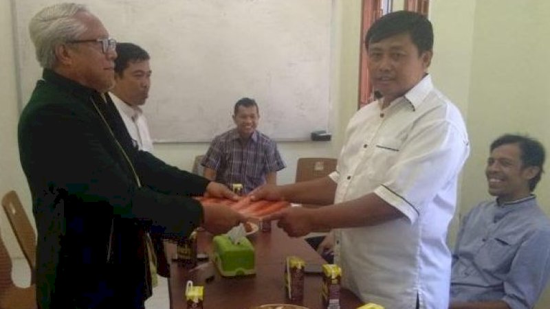 Aji Sumarno diwakili timnya, saat mengambil formulir di PKS Selayar.