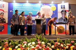 Pemda Lutra Kembali Raih Penghargaan di Bidang Hukum