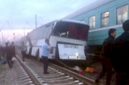 Video: Detik-detik Mengerikan Kereta Tabrak Bus yang Menewaskan Sang Supir