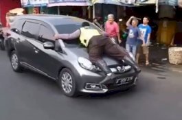 Tak Tega Penjarakan Sopir yang Sakit Kanker Getah Bening, Polantas Ini Cabut Laporan lalu Berpelukan