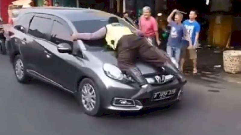 Detik-detik saat Bripka Eka Setiawan nemplok di kap mobil Honda Mobilio.