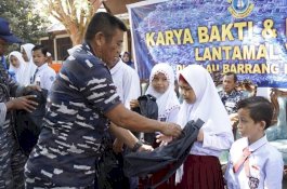 Dukung Pendidikan Anak Pulau, Lantamal VI Bagi Tas Sekolah dan Alquran di Barrang Lompo