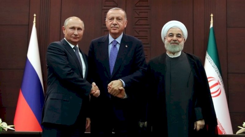 Presiden Turki, Erdogan diapit Hassan Rouhani dan Vladimir Putin di Ankara, Turki.