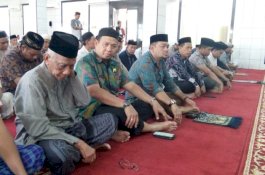 Camat Manggala Dampingi Pj Wali Kota Shalat Jumat di Masjid Nurul Iman Pannara