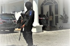 Usai Penggeledahan di Rujabnya, Wabup Bone dan Sopir Ikuti Mobil Tipikor Polda