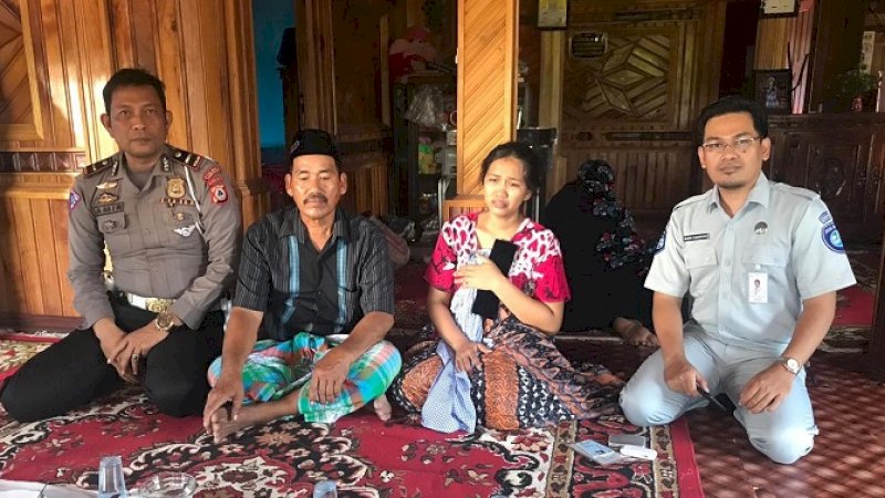 Jasa Raharja memberikan santunan terhadap ahli waris dua warga korban lakalantas di Bili-Bili, Kecamatan Suppa, Kabupaten Pinrang, Selasa (17/9/2019).