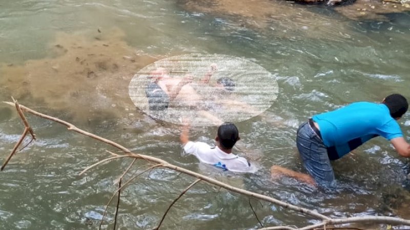 Korban saat dievakuasi keluarga dan warga.