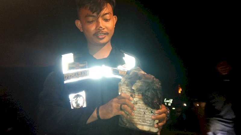 Petugas Damkar menemukan Alquran yang terbakar di TPA Bajeng, Gowa, Rabu (18/9/2019).