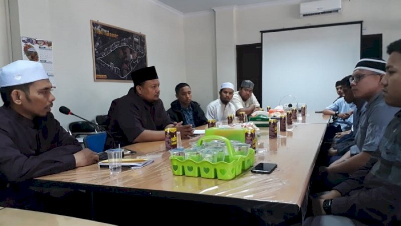 Ustaz Yusran Anshar (kiri) dan Ustaz Achmad Hanafi (kedua kiri) melepas mahasiswa STIBA ke Sudan, Selasa (17/9/2019). 