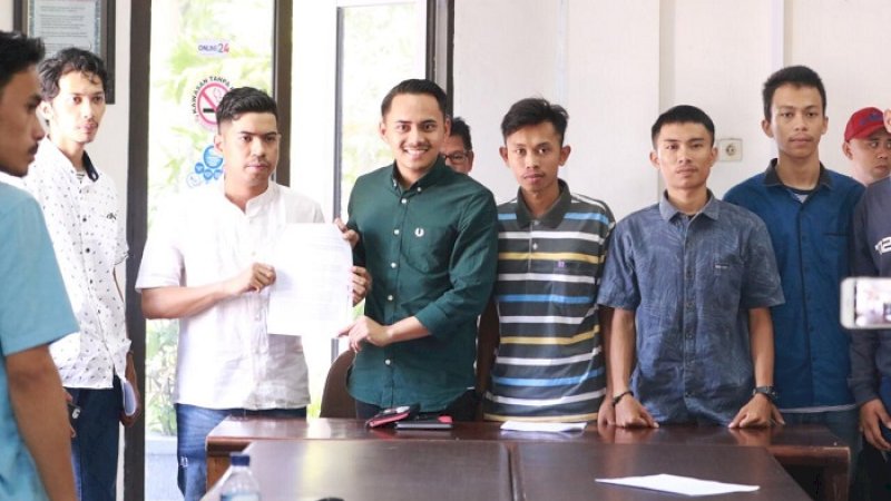 Anggota DPRD Makassar yang baru terpilih untuk periode 2019-2024 Al Hidayat Samsu menerima aspirasi dari Aliansi Pemuda untuk Keadilan dan Demokrasi (APUKK), Rabu (18/9/2019). 