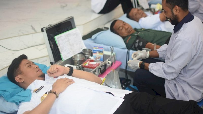 Bupati Gowa, Adnan Purichta Ichsan ikut mendonorkan darahnya di Baruga Tinggimae, Rabu (18/9/2019).