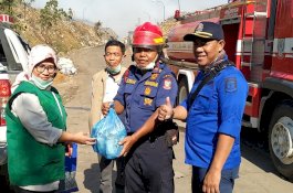 Bantuan Yayasan Hadji Kalla Bikin Haru Petugas Damkar di TPA Antang