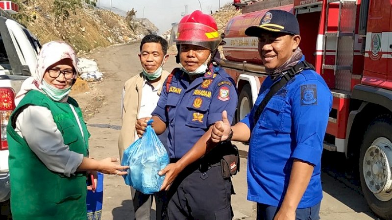 Yayasan Hadji Kalla menyalurkan bantuan kepada petugas Damkar di TPA Antang.