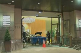 Batal Jalan dengan Anjing, Ini Kesaksian Warga saat Mercy Tabrak Lobi Trump Plaza