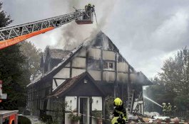Polisi Datang untuk Mengusirnya, Ibu dan Anak Ini Ledakkan Rumah Mereka