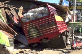 Seruduk Kios di Depan Markas TNI AU, Truk Jagung Ini Bikin Pemiliknya Bangun Kaget