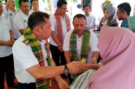 Mata Kena Batu saat Potong Rumput, Warga Sidrap Dapat Santunan Rp83 Juta dari BPJS-TK yang Diserahka