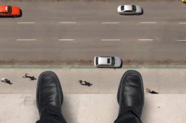 Pria ini Ancam Melompat dari Menara, Minta Bantuan Uang untuk Pengobatan Ayah