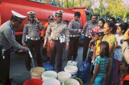 Senangnya Warga Jeneponto Dapat Air Gratis dari Polisi Lalu Lintas