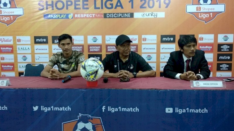 Pelatih PS Tira Persikabo, Rahmad Darmawan (tengah), dalam sesi jumpa pers usai pertandingan di Stadion Andi Mattalatta, Makassar, Kamis malam (19/9/2019).