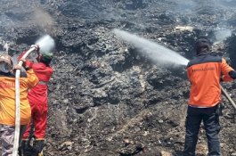 Damkar Makassar Gabungkan Nozzle Tanam dan Jet Foam Padamkan Titik Api TPA Antang